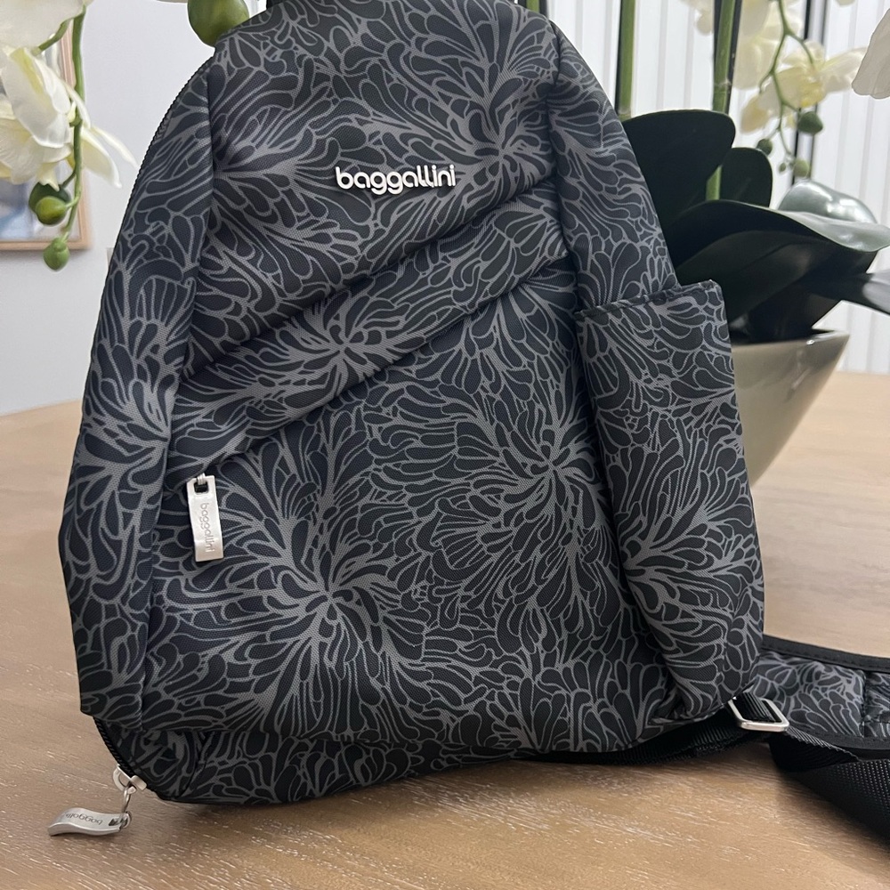 Baggallini Black Floral Womens Medium Sling. Brand new with tags.